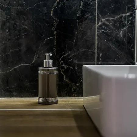 Angrali In Ratzakli Vila *